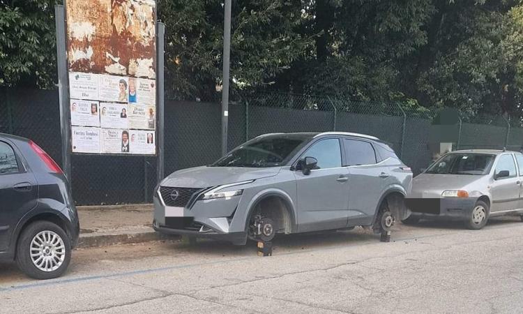 Macerata, assiste un parente in ospedale e gli rubano le ruote dell'auto