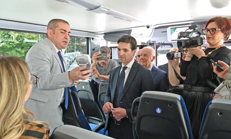 Un biglietto unico del bus valido per tutte le Marche: arriva l'assistente digitale Marta