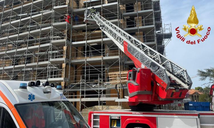 Incidente sul lavoro nel cantiere, operaio ferito a una gamba: recuperato dai vigili del fuoco Incidente sul lavoro nel cantiere, operaio ferito a una gamba: recuperato dai vigili del fuoco