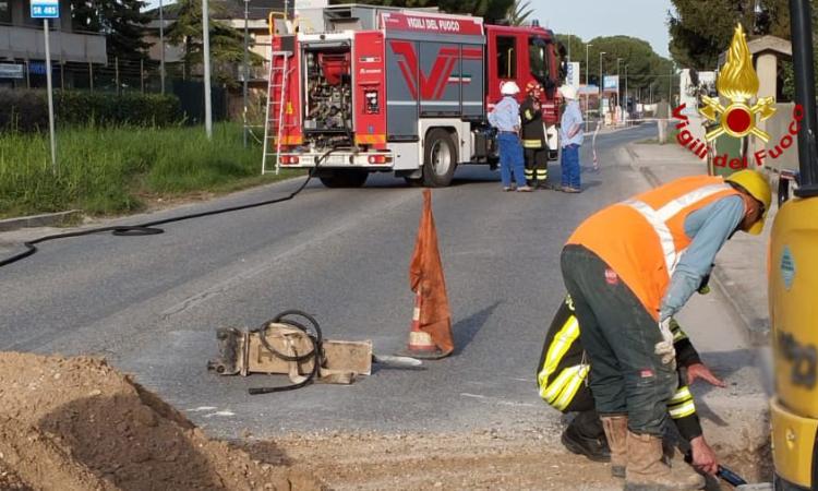 Macerata, fuga di gas durante i lavori: evacuate Poste, aziende e palazzine Macerata, fuga di gas durante i lavori: evacuate Poste, aziende e palazzine
