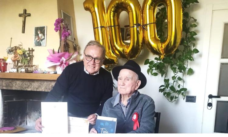 Treia, 100 candeline per l'ex bersagliere Pierino Coppari: il Comune gli dona una pergamena Treia, 100 candeline per l'ex bersagliere Pierino Coppari: il Comune gli dona una pergamena