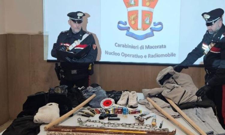 Macerata, maxi rissa in via Roma: altri 9 denunciati. In casa anche revolver e pistole: "Una spedizione punitiva" Macerata, maxi rissa in via Roma: altri 9 denunciati. In casa anche revolver e pistole: "Una spedizione punitiva"