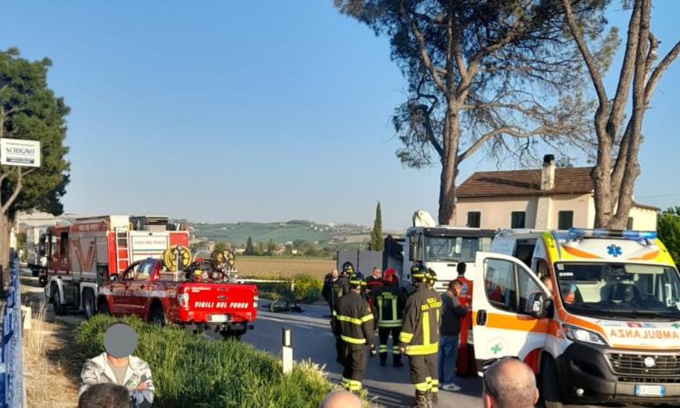 Morrovalle, donna in bici finisce sotto le ruote di un camion: soccorsa in eliambulanza (FOTO e VIDEO)