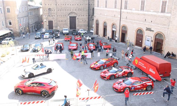 "Red emotion", a Macerata sfilano le Ferarri: successo per la giornata dedicata alla guida sicura "Red emotion", a Macerata sfilano le Ferarri: successo per la giornata dedicata alla guida sicura