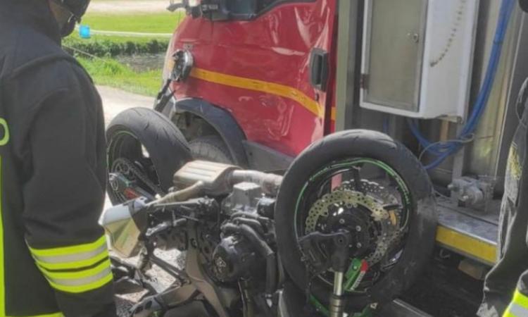 Visso, grave incidente tra una moto e un autocarro: centauro trasportato a Torrette