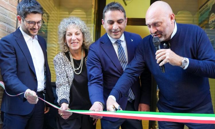 "Taglio io il nastro, sono abituato a farlo con le giacche": apre la sede elettorale di Luca Paolorossi "Taglio io il nastro, sono abituato a farlo con le giacche": apre la sede elettorale di Luca Paolorossi