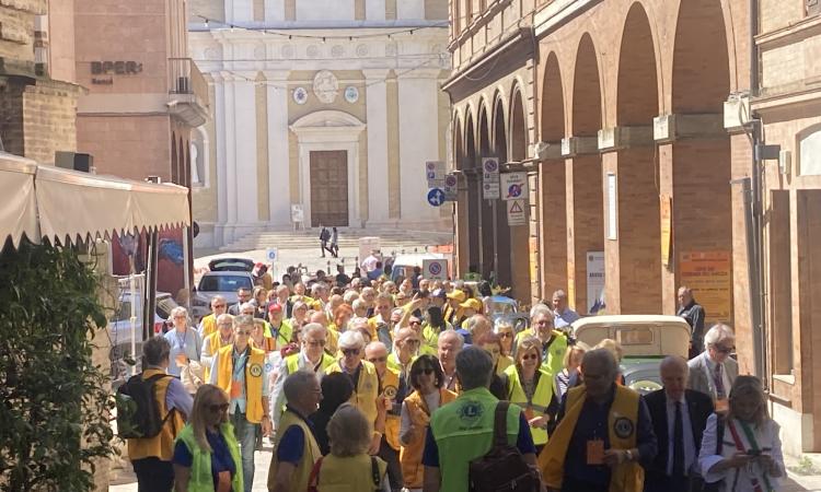 Lions Club Macerata Host, giornata dell'amicizia e della solidarietà in centro città Lions Club Macerata Host, giornata dell'amicizia e della solidarietà in centro città