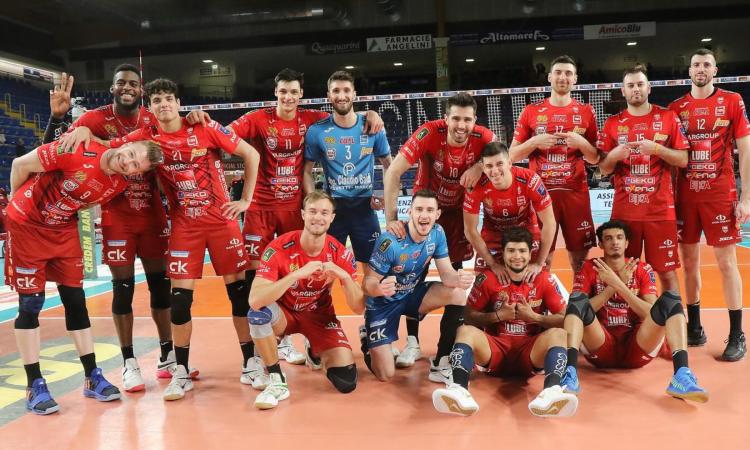 Lube, prima vittoria per Coach Giannini: Cisterna battuta in tre set Lube, prima vittoria per Coach Giannini: Cisterna battuta in tre set