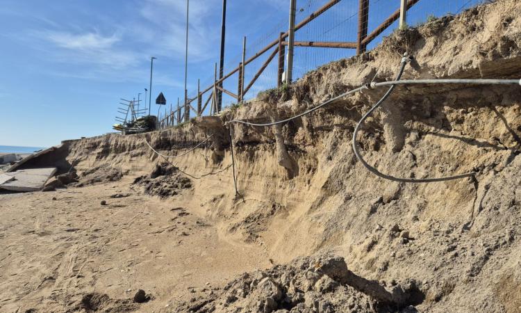 Porto Recanati, danni per le mareggiate: cominciati i lavori di messa in sicurezza della Provinciale Porto Recanati, danni per le mareggiate: cominciati i lavori di messa in sicurezza della Provinciale