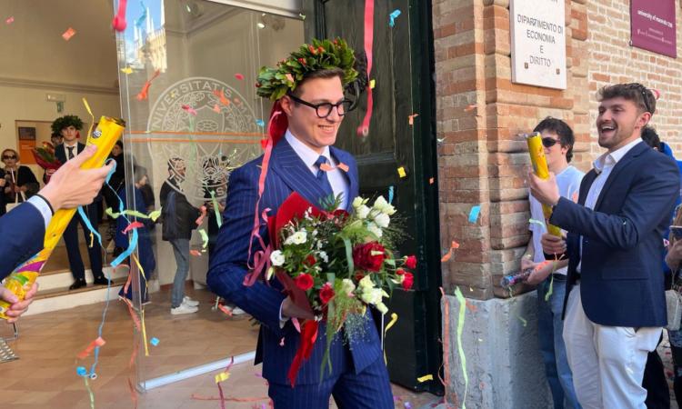 Unimc, prime lauree nella nuova sede di Economia e Diritto: Francesco Di Filippo spiega il caso Wirecard Unimc, prime lauree nella nuova sede di Economia e Diritto: Francesco Di Filippo spiega il caso Wirecard