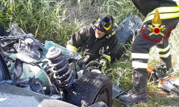 Auto prende fuoco dopo lo schianto con un camion: muore una donna Auto prende fuoco dopo lo schianto con un camion: muore una donna