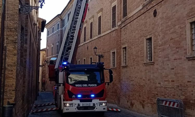 San Severino, cornicione si stacca e cade al suolo: strada chiusa per un'ora