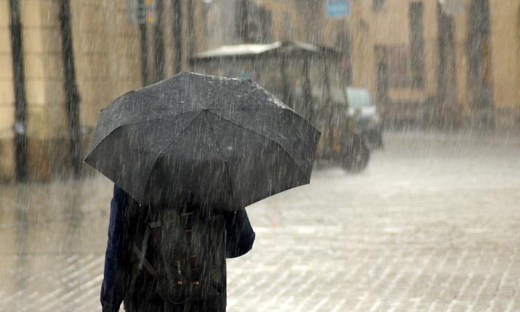 Pioggia e temperature in picchiata: scatta l'allerta meteo nell'entroterra maceratese