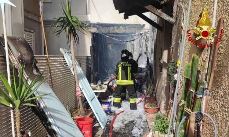 Civitanova, fiamme nel cortile dell'abitazione: allarme nel pomeriggio