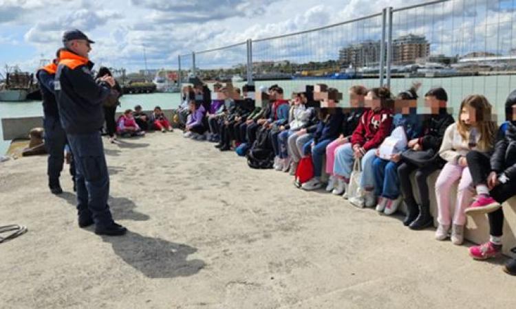 A Civitanova la giornata del mare 2024: la Guardia Costiera incontra gli alunni delle scuole elementari A Civitanova la giornata del mare 2024: la Guardia Costiera incontra gli alunni delle scuole elementari