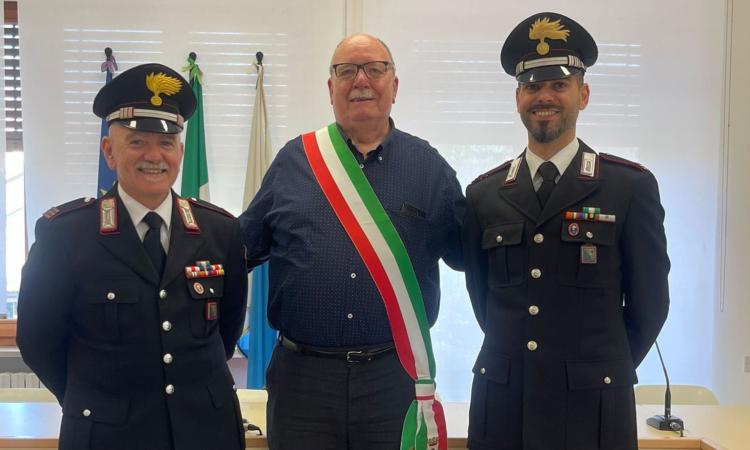 Castelraimondo, il sindaco incontra il nuovo maresciallo dei carabinieri Claudio Di Noia Castelraimondo, il sindaco incontra il nuovo maresciallo dei carabinieri Claudio Di Noia