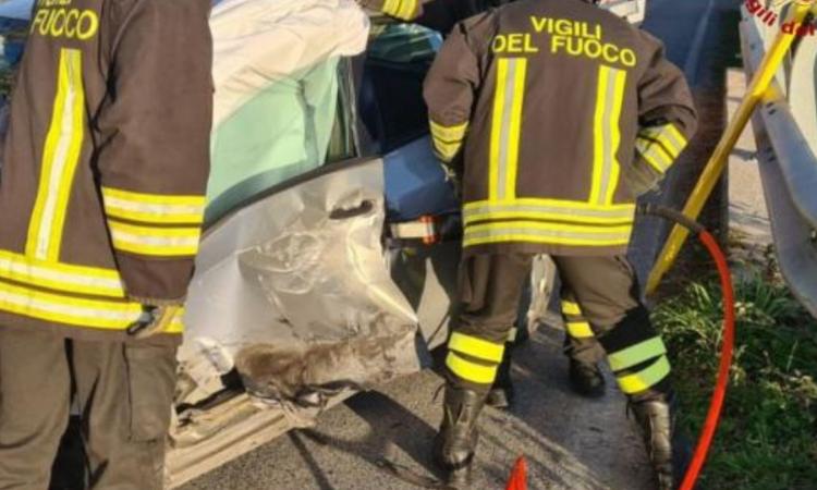 Camerino, perde il controllo dell'auto e resta intrappolata nell'abitacolo: donna in ospedale Camerino, perde il controllo dell'auto e resta intrappolata nell'abitacolo: donna in ospedale