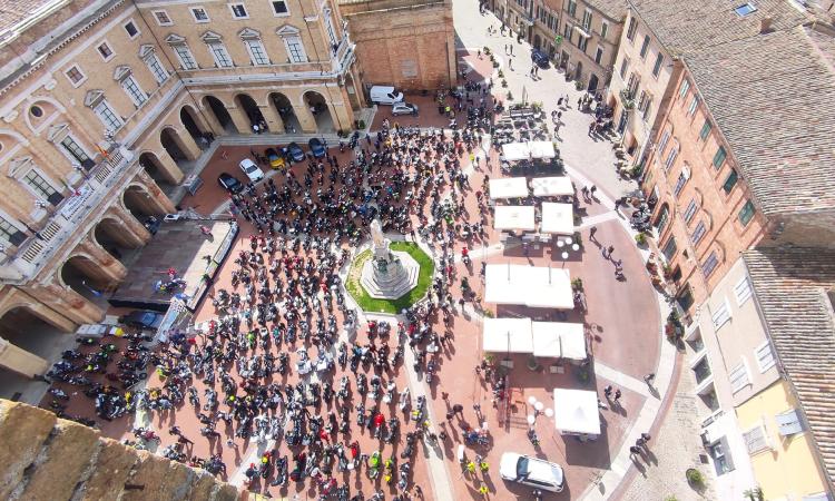 Recanati, in piazza Leopardi torna il motoraduno: Franco Uncini super ospite Recanati, in piazza Leopardi torna il motoraduno: Franco Uncini super ospite