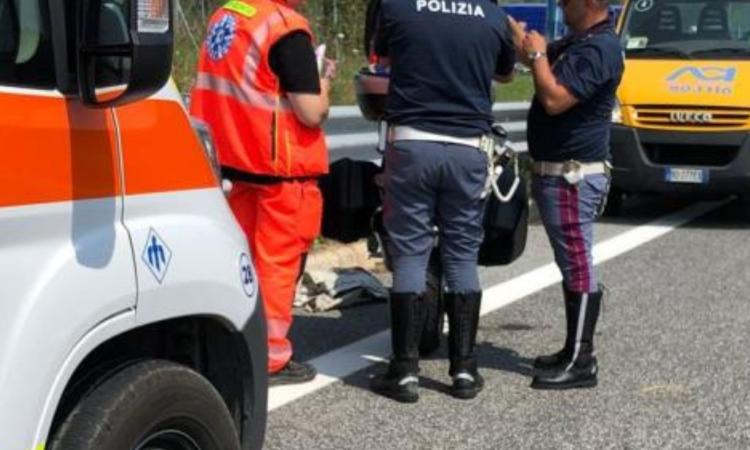 Auto si ribalta lungo l'A14 tra Porto Sant'Elpidio e Civitanova: feriti mamma e figlio Auto si ribalta lungo l'A14 tra Porto Sant'Elpidio e Civitanova: feriti mamma e figlio