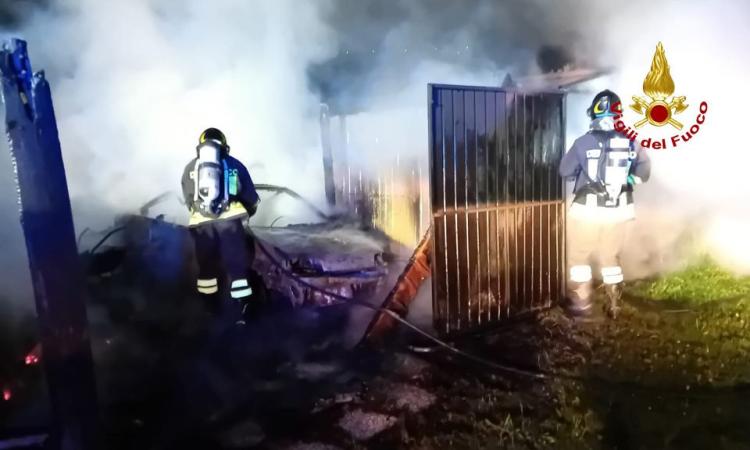 Scoppia incendio in una legnaia, le fiamme si propagano a un'auto e uno scooter