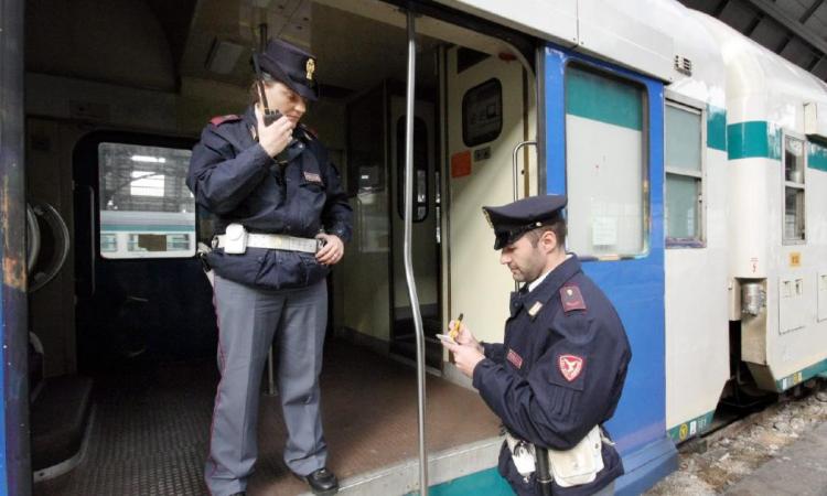 Coppia viaggia senza biglietto, l'uomo minaccia il capotreno: denunciato