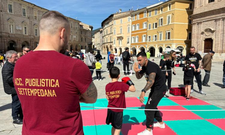 San Severino, piazza del Popolo palestra a cielo aperto: successo per il "Criterium settempedano" San Severino, piazza del Popolo palestra a cielo aperto: successo per il "Criterium settempedano"
