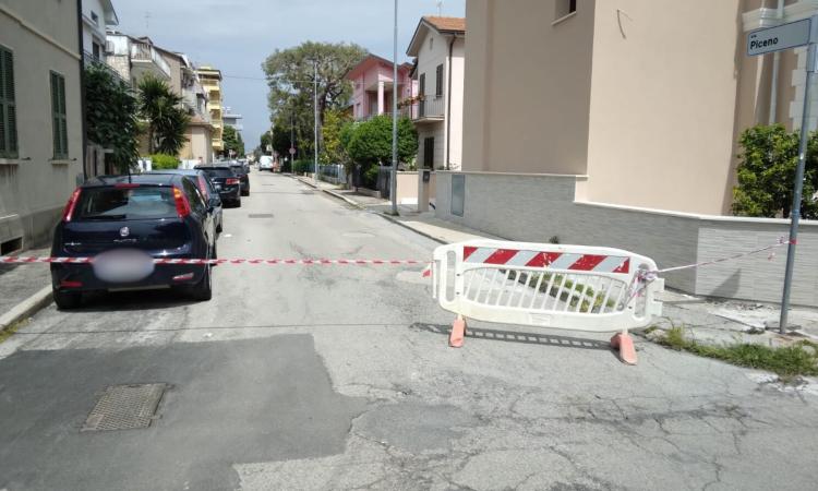 Civitanova, rottura della conduttura idrica: vie allagate e quartieri senz'acqua