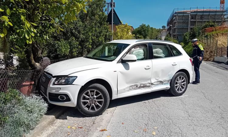 San Severino, schianto all'incrocio: suv finisce contro la recinzione di un'abitazione