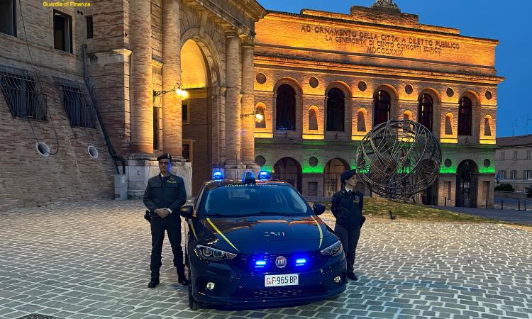 La Guardia di Finanza festeggia i 250 anni dalla fondazione: lo Sferisterio si illumina di giallo e verde La Guardia di Finanza festeggia i 250 anni dalla fondazione: lo Sferisterio si illumina di giallo e verde