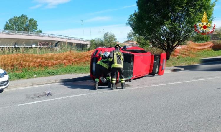 Auto si ribalta dopo uno scontro: ferito conducente Auto si ribalta dopo uno scontro: ferito conducente