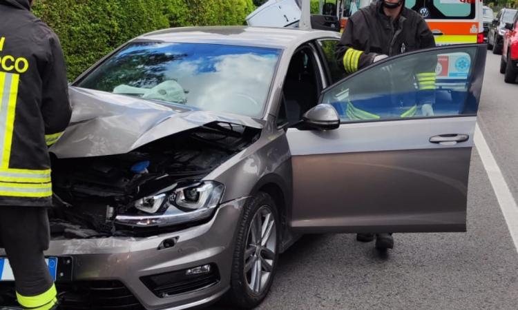 Scontro tra auto e furgone, un ferito estratto dalle lamiere