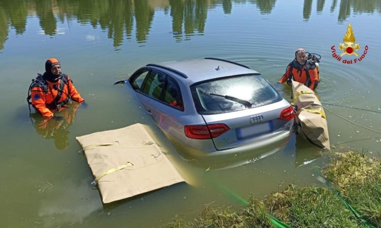 Macerata, auto di un pescatore si sfrena e finisce in un laghetto: recuperata dai vigili del fuoco