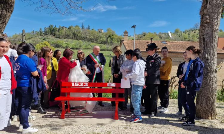 Caldarola, una panchina rossa in viale Umberto I per dire "no" alla violenza sulle donne