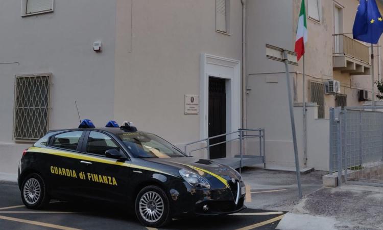 Porto Recanati, prodotti elettronici pericolosi: maxi sequestro della guardia di finanza