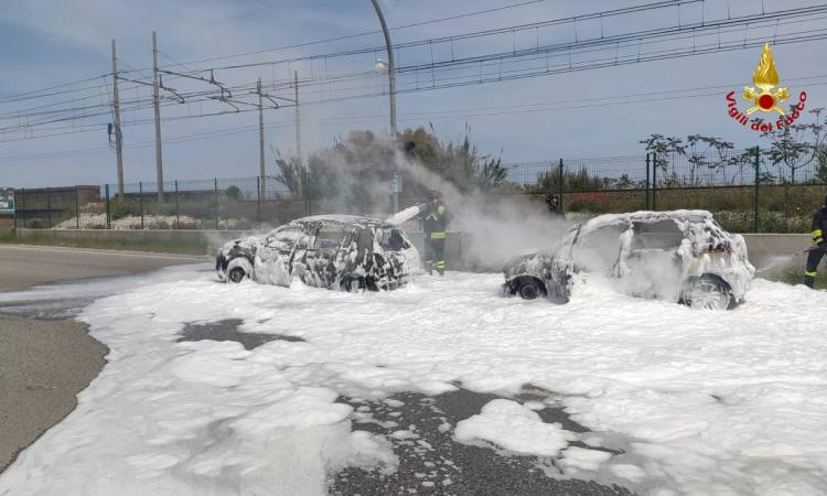 Paura lungo la Statale, due auto prendono fuoco dopo il tamponamento: c'è un ferito (FOTO)