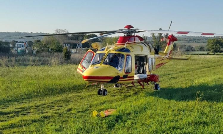 San Severino, cade con lo scooter lungo la Statale 361: uomo soccorso in eliambulanza