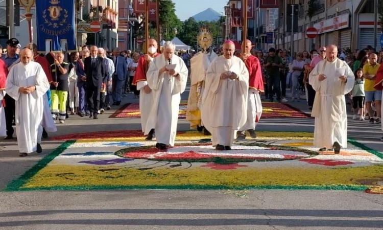 Castelraimondo, torna la tradizionale Infiorata Corpus Domini: 32esima edizione dedicata al "Laudato si"