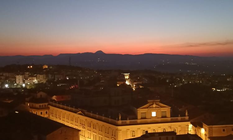 Macerata, l'estate vista dall'alto: la Torre Civica aperta tutti i giorni d'agosto (anche in notturna)