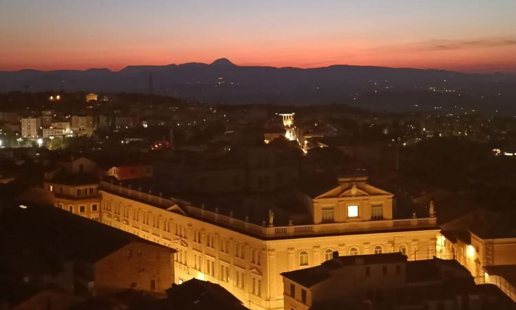 Macerata, visita alla Torre dell'Orologio al tramonto e di sera: giorni e orari Macerata, visita alla Torre dell'Orologio al tramonto e di sera: giorni e orari