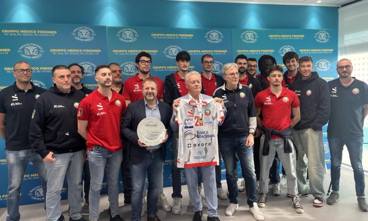 "I campioni siamo noi": Fisiomed e Pallavolo Macerata celebrano insieme la promozione in Serie A2 (VIDEO) "I campioni siamo noi": Fisiomed e Pallavolo Macerata celebrano insieme la promozione in Serie A2 (VIDEO)