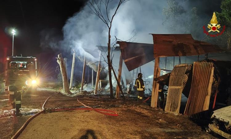 Incendio distrugge capanno agricolo e tre veicoli: si indaga sulle cause