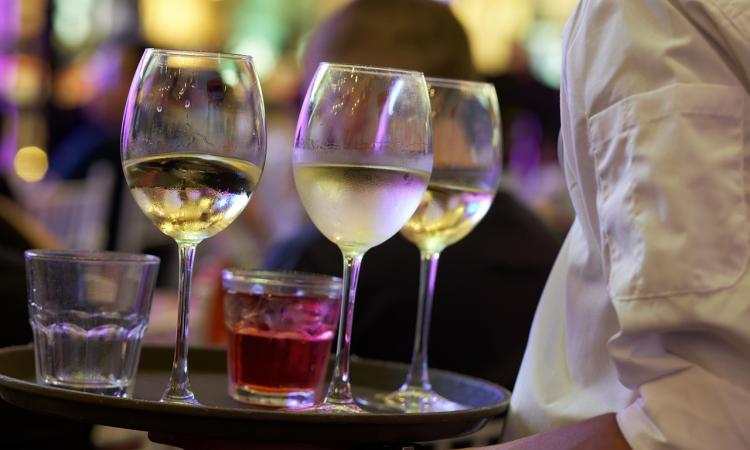 Cameriere in malattia da mesi, in realtà lavora in nero in un altro ristorante: denunciato Cameriere in malattia da mesi, in realtà lavora in nero in un altro ristorante: denunciato