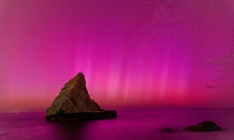 Aurora boreale nelle Marche, il cielo si illumina di rosa per uno spettacolo mozzafiato