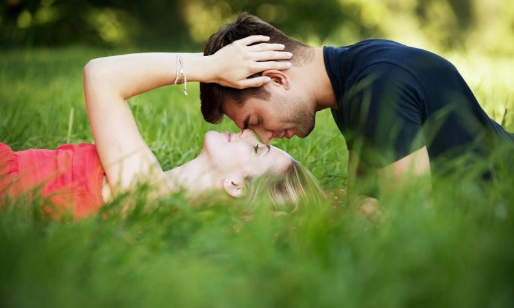 Il segreto dell'amore? Coltivare una sana solitudine e farsi trovare pronti all'appuntamento col fato