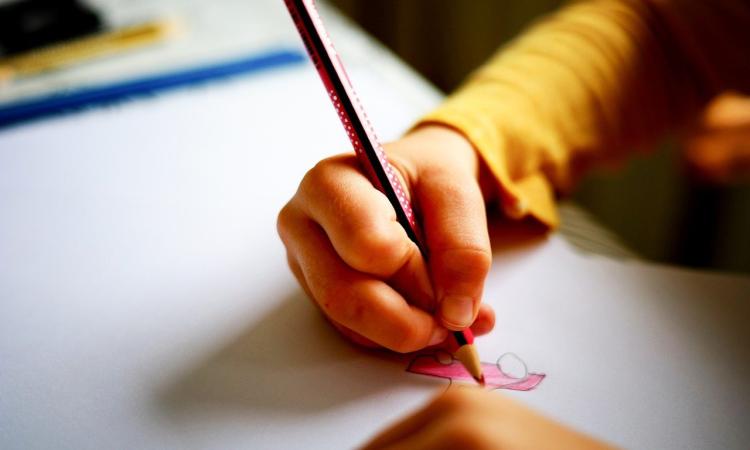 Tirate d'orecchio e alunni spediti da soli in bagno per punizione: condanna penale per maestra d'asilo