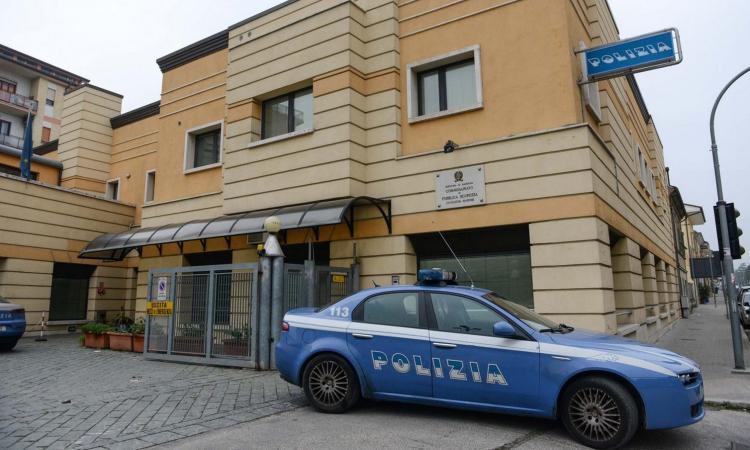 Civitanova, getta il calzino con la droga a bordo strada e scappa in bici dalla polizia