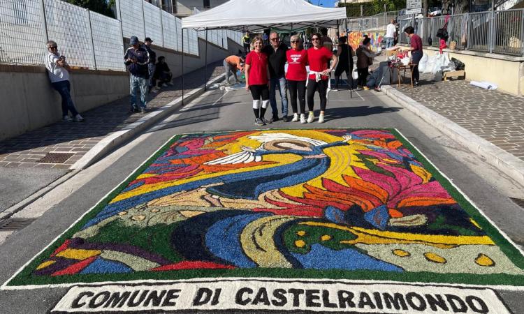 Legame floreale tra Castelraimondo e Mogliano: amicizia celebrata nell'Infiorata dell'Ascensione Legame floreale tra Castelraimondo e Mogliano: amicizia celebrata nell'Infiorata dell'Ascensione