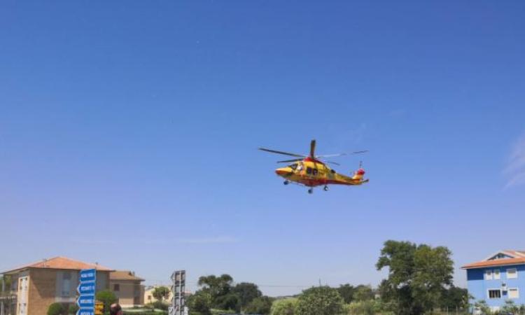 Porto Recanati, cade con la bici: ciclista trasferito d'urgenza a Torrette