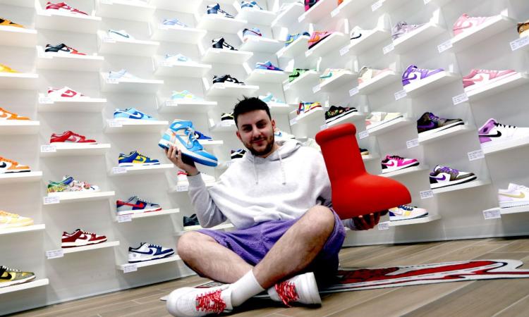 A Macerata il "paradiso delle sneakers": la nuova vita di Yun Shop in Galleria del Commercio (VIDEO) A Macerata il "paradiso delle sneakers": la nuova vita di Yun Shop in Galleria del Commercio (VIDEO)