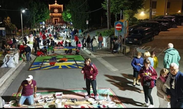 Infiorata artistica a Mogliano, fra tradizione e modernità